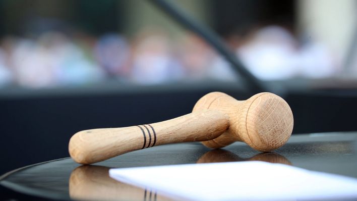 Auf einem Tisch liegt ein Auktionshammer (Symbolbild) © imago images/Frank Sorge