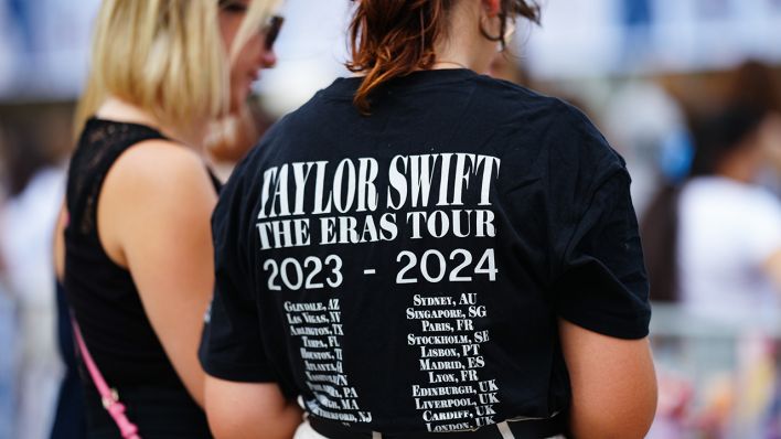 Zwei Fans von Taylor Swift stehen am 07.08.2924 vor dem Ernst-Happel-Stadion in Wien © APA/dpa/Eva Manhart