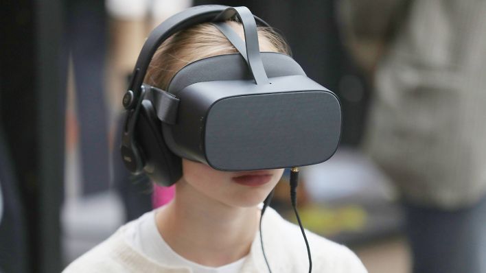 Ein Mädchen trägt eine VR-Brille © imago images/dts Nachrichtenagentur