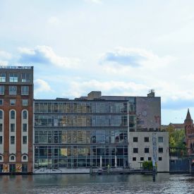 Watergate (Wasserseite mit großer Fensterfront und Terrasse) © IMAGO/POP-EYE