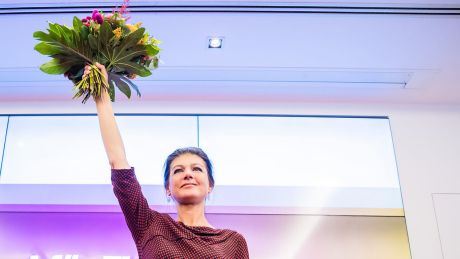 Sahra Wagenknecht, Parteivorsitzende des Bündnis Sahra Wagenknecht (BSW), hält bei der BSW-Wahlparty einen Blumenstrauß in die Höhe © Christoph Soeder/dpa
