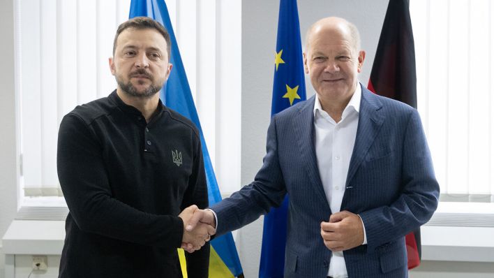 Bundeskanzler Olaf Scholz (SPD, r) und Wolodymyr Selenskyj, Präsident der Ukraine, treffen sich zu einem bilateralen Gespräch auf dem Flughafen in Frankfurt © Boris Roessler/dpa Pool/dpa