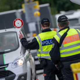 Polizisten kontrollieren an einem Grenzübergang © Peter Kneffel/dpa