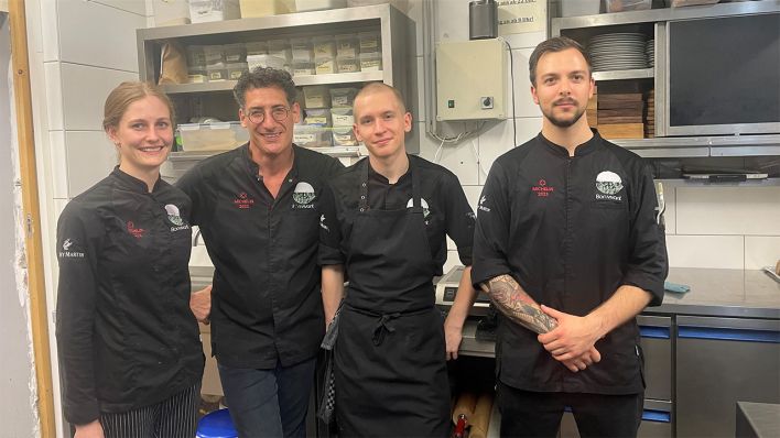 Von links: Lehrlinge Ryke, Till und Jurek, Sou-Chef Tristan im Restaurant Bonvivant © radioeins/Johannes Paetzold Von links: Lehrlinge Ryke, Till und Jurek, Sou-Chef Tristan im Restaurant Bonvivant © radioeins/Johannes Paetzold