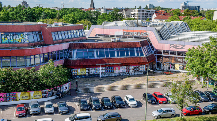 Blick auf das frühere Sport- und Erholungszentrum SEZ in Berlin-Friedrichshain
