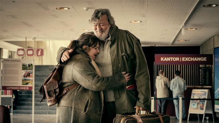 Stephen Fry und Lena Dunham in "Treasure - Familie ist ein fremdes Land" © Łukasz Bąk/Alamode Film Stephen Fry und Lena Dunham in "Treasure - Familie ist ein fremdes Land" © Łukasz Bąk/Alamode Film