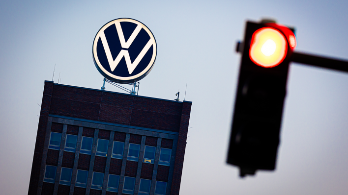 Das VW-Logo leuchtet auf dem Dach des Markenhochhauses © picture alliance/dpa|Moritz Frankenberg