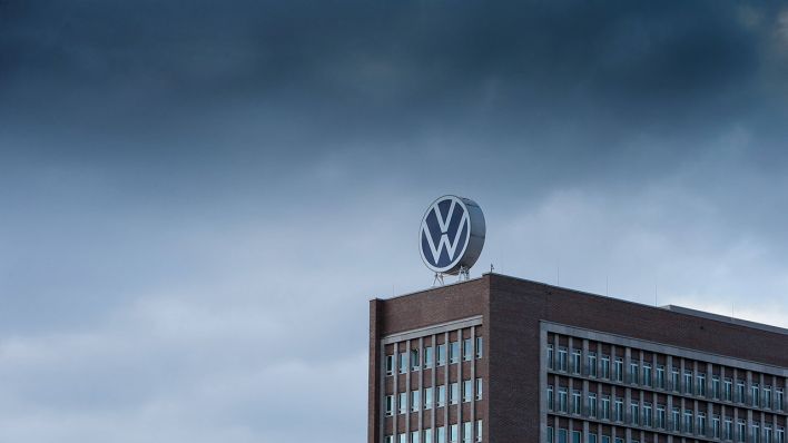 Dunkle Wolken ziehen über die Konzernzentrale von VW in Wolfsburg © imago images/Jan Huebner
