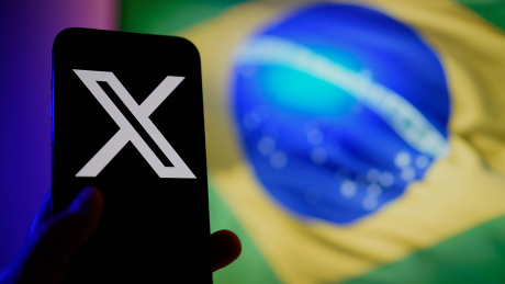 Das X-Logo vor einer brasilianischen Flagge © IMAGO / NurPhoto