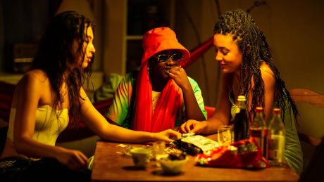 v.l.n.r.: Maria Mai Rohmann als Ani, Vanessa Yeboah als Coumba, Paula Julie Pitsch als Jamila © ARD Degeto/Studio Zentral/Iga Drobisz