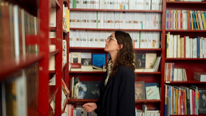 Frau in einer Bibliothek © IMAGO / Connect Images