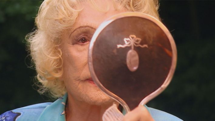 Leni Riefenstahl kontrolliert ihr Aussehen für die Aufzeichnung zur dreiteiligen Dokumentation "Speer und er" von Regisseur Heinrich Breloer (1999) © Bavaria Media