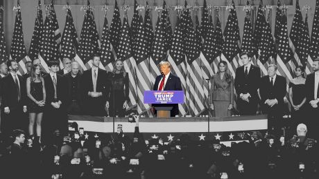 Donald Trump während er sich zum Sieger der US-Wahl erklärt © picture alliance / ASSOCIATED PRESS | Alex Connor