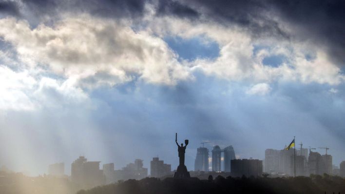 Sonnenstrahlen beleuchten den rechten Teil von Kiew mit dem Mutterland-Denkmal in der Hauptstadt der Ukraine