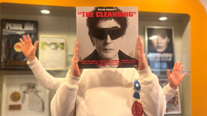 M.C. Lücke mit dem neuen Peter Perrett-Album "The Cleansing" © radioeins