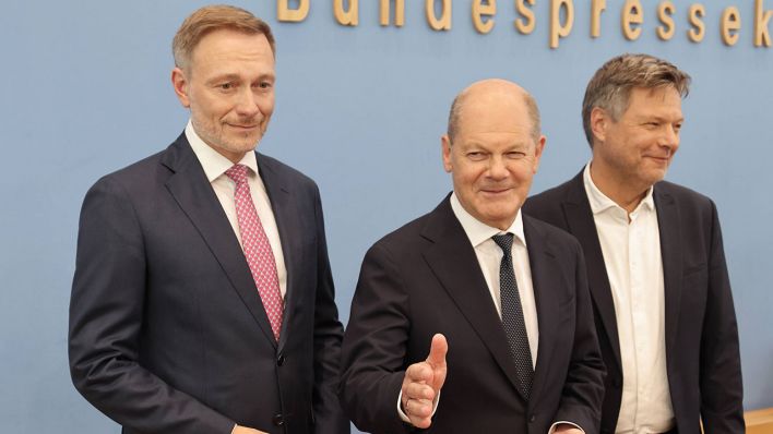 v.l.n.r.: Christian Linder (FDP), Olaf Scholz (SPD) und Robert Habeck (Grüne) nehmen am 05.07.2024 an der Bundespressekonferenz teil © imago images/Frank Ossenbrink