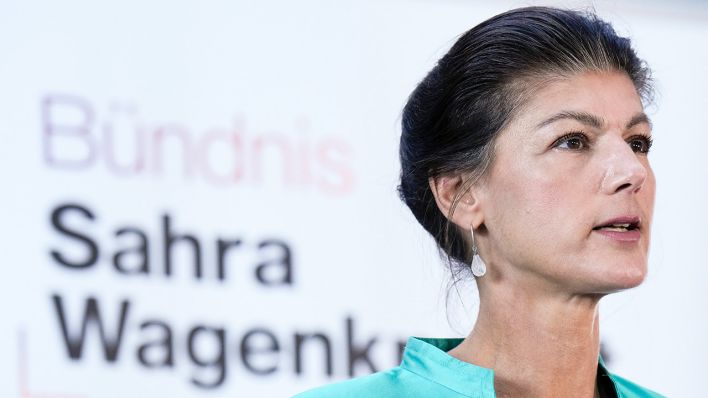 BSW-Parteivorsitzende Sahra Wagenknecht auf einer Pressekonferenz (Foto: IMAGO / Bernd Elmenthaler)