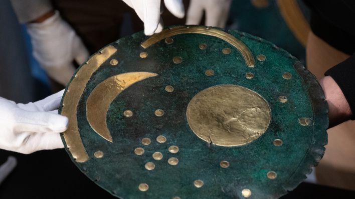Im Landesmuseum in Halle/Saale begutachten wissenschaftliche Mitarbeiter die über 3600 Jahre alte "Himmelsscheibe von Nebra" © Hendrik Schmidt/dpa