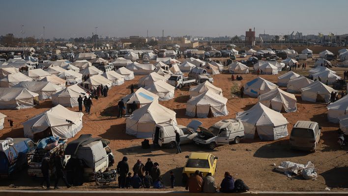 Syrien: Tausende von kurdischen Familien, die aus Aleppo und Tel Rifaat vertrieben wurden, sind in provisorischen Unterkünften und auf den Straßen der kurdisch kontrollierten Gebiete der Stadt Tabqa untergekommen © Hogir El Abdo/AP/dpa