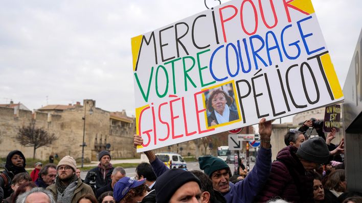 Ein Mann hält ein Plakat mit der Aufschrift "Danke für Ihren Mut Gisele Pelicot" vor dem Gerichtsgebäude in Avignon © Lewis Joly/AP/dpa