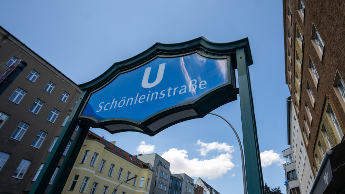 Der Eingang zum U-Bahnhof Schönleinstraße in Kreuzberg © picture alliance/dpa|Monika Skolimowska