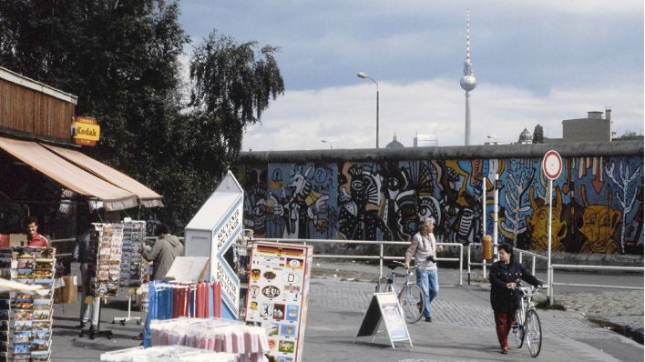 Ein Souvenir-Shop steht in West-Berlin an der Mauer (Archivbild vom 01.09.1985) © imago images/teutopress