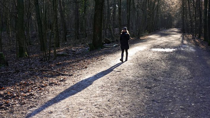 Eine Frau spaziert alleine im Wald (Symbolbild) © imago images/Frank Sorge