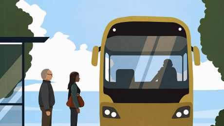 Menschen steigen in einen Bus ein © imago images/fStop Images