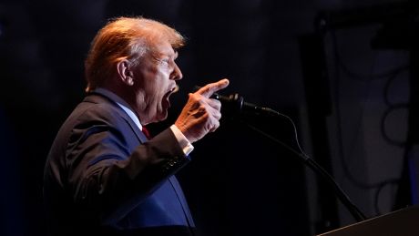 Donald Trump während einer Rede © picture alliance / ASSOCIATED PRESS | Andrew Harnik