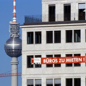 "Büros zu Mieten!" steht an einem Bürogebäude in Berlin © imago/Steinach