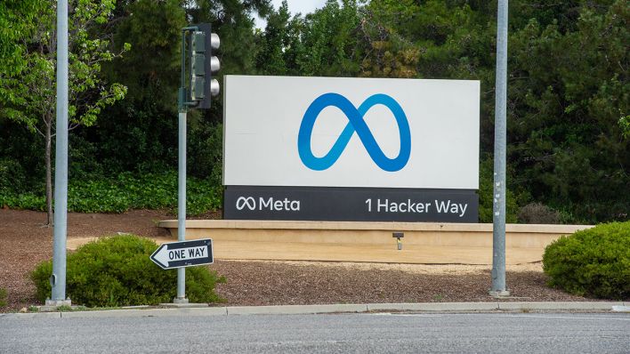 USA, Menlo Park: Das Logo des Facebook-Konzerns Meta ist in der Nähe der Konzernzentrale zu sehen © Andrej Sokolow/dpa