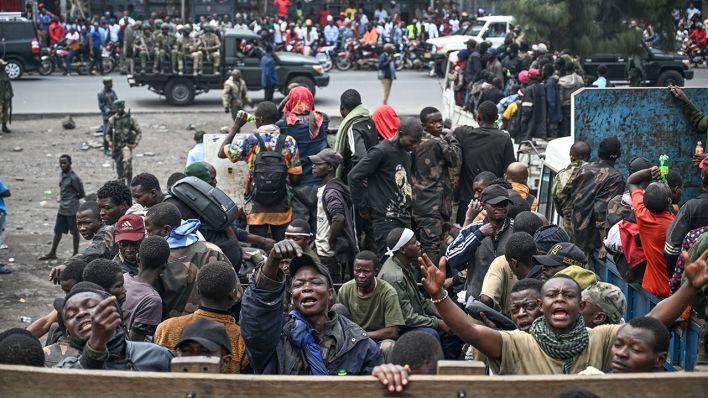 Kongo: M23-Rebellen eskortieren Regierungssoldaten und Polizisten, die sich ergeben haben, an einen unbekannten Ort in Goma © Moses Sawasawa/AP/dpa