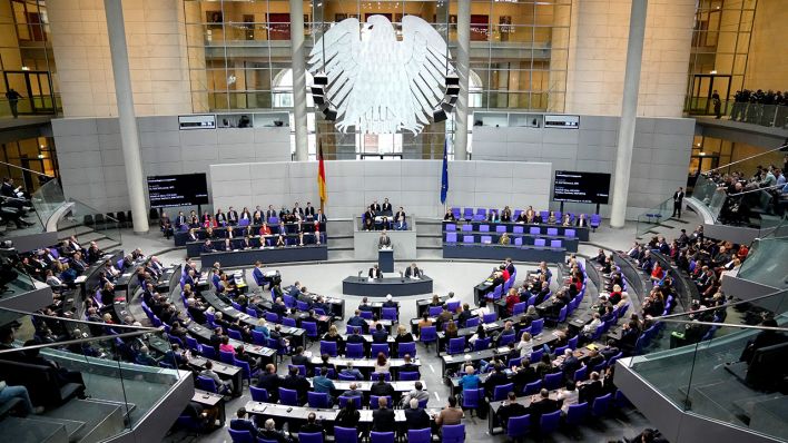 Debatte um das "Zustrombegrenzungsgesetz" im Bundestag © AP Photo/Ebrahim Noroozi