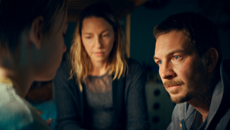 Johannes Kienast (re.) in "A better Place" - ab 10. Januar in der ARD Mediathek © WDR/Studiocanal