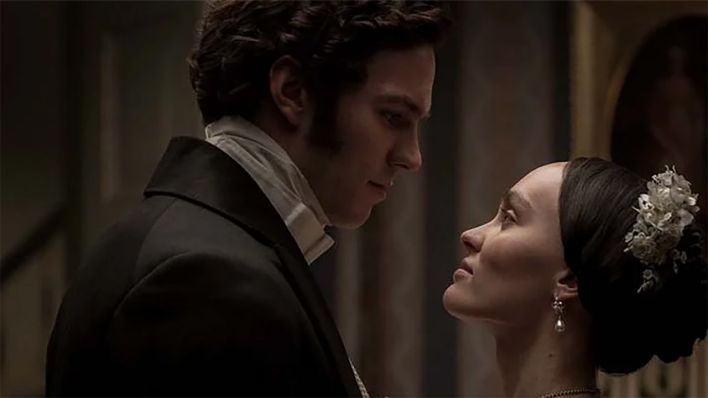 Lily-Rose Depp und Nicholas Hoult in "Nosferatu - Der Untote" © FOCUS FEATURES LLC. Lily-Rose Depp und Nicholas Hoult in "Nosferatu - Der Untote" © FOCUS FEATURES LLC.