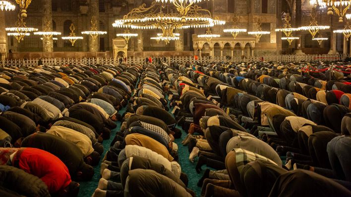 Gebetseinheit der Tarāwīh innerhalb des islamischen Monats Ramadan © IMAGO/ZUMA Wire