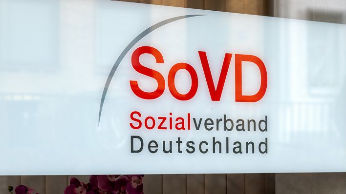 Schild des Sozialverbands Deutschland e.V. (SoVD) © picture alliance / SULUPRESS.DE | Torsten Sukrow / SULUPRESS.DE