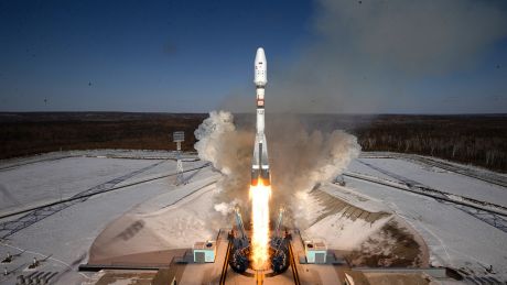 Eine Sojus-Rakete hebt von einem Startplatz vom Kosmodrom Wostotschny ab © picture alliance/dpa/TASS | Sergei Savostyanov