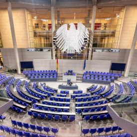 Blick in den leeren Plenarsaal im Bundestag © picture alliance/dpa | Michael Kappeler