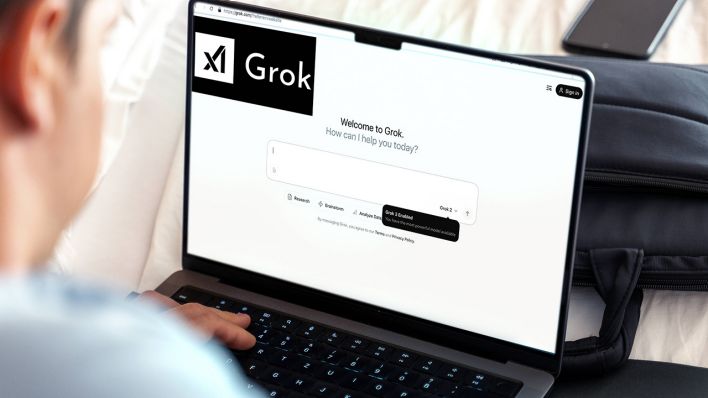 Ein User benutzt den Chatbot "Grok" von xAI © IMAGO/Bihlmayerfotografie