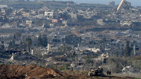 Israelische Soldaten stehen in der Nähe eines Panzers im Süden Israels, nahe der Grenze zum Gazastreifen © Ohad Zwigenberg/AP/dpa