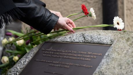 Zwei Frauen legen während einer Gedenkveranstaltung am Todestag der Berlinerin Hatun Sürücü Blumen auf ihrem Gedenkstein ab © Sebastian Christoph Gollnow/dpa