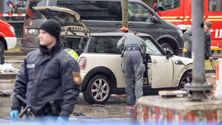 In der Münchner Innenstadt ist ein Fahrzeug in eine Menschengruppe gefahren. Polizisten untersuchen das Tatfahrzeug © Peter Kneffel/dpa