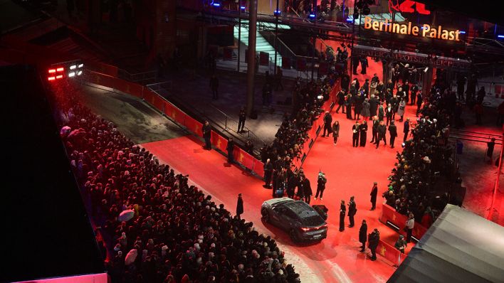 Gäste kommen am Eröffnungsabend der Berlinale auf dem Roten Teppich an © Sebastian Gollnow/dpa