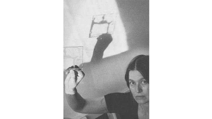 Annette Frick: Portrait von Annette Frick bei der Herstellung von `Cosmic Elements‘, 2002, Fotografie, Courtesy Annette Frick, VG Bild-Kunst, Bonn und ChertLüdde, Berli Annette Frick: Portrait von Annette Frick bei der Herstellung von `Cosmic Elements‘, 2002, Fotografie, Courtesy Annette Frick, VG Bild-Kunst, Bonn und ChertLüdde, Berli