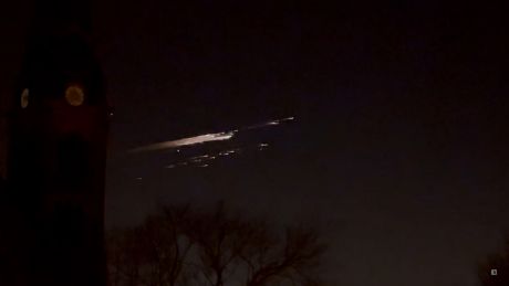 In den frühen Morgenstunden des 19.02.2025 erhellt ein Lichtschweif den Nachthimmel © dpa/NEWS5
