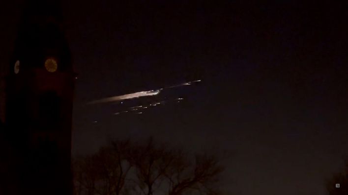 In den frühen Morgenstunden des 19.02.2025 erhellt ein Lichtschweif den Nachthimmel © dpa/NEWS5