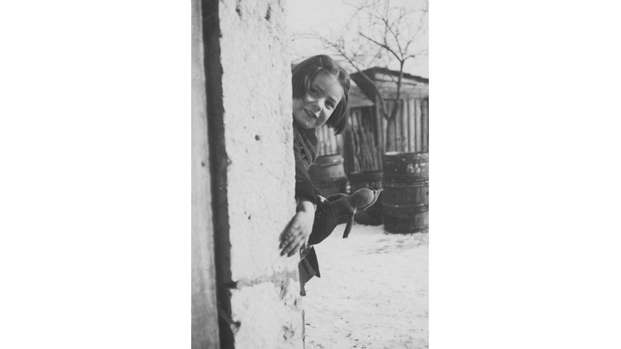 Käte Frank: Miriam Frank in Foëcy, ca. 1940, aus der Serie Privates Fotoalbum von Käte Frank, Amateurfotografie, Courtesy Miriam Frank, © Privatsammlung von Miriam Frank