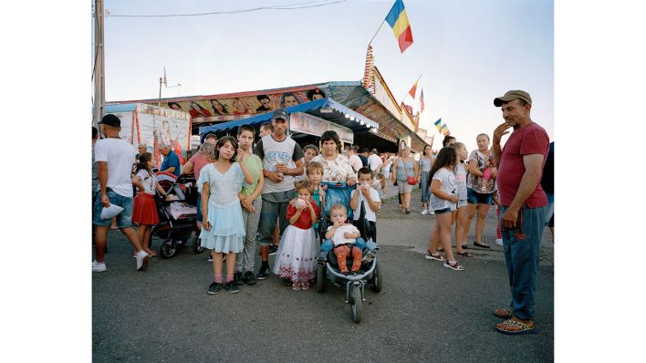 Nicu Ilfoveanu: Roman, 2018, aus der Serie Der Mittelpunkt der Welt, seit 2013, Giclée-Print, 88 x 110 cm, Courtesy Nicu Ilfoveanu Nicu Ilfoveanu: Roman, 2018, aus der Serie Der Mittelpunkt der Welt, seit 2013, Giclée-Print, 88 x 110 cm, Courtesy Nicu Ilfoveanu