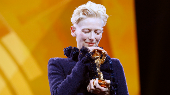 Tilda Swinton mit dem Goldenen Ehrenbären der 75. Berlinale © picture alliance Geisler-Fotopress Tilda Swinton mit dem Goldenen Ehrenbären der 75. Berlinale © picture alliance Geisler-Fotopress